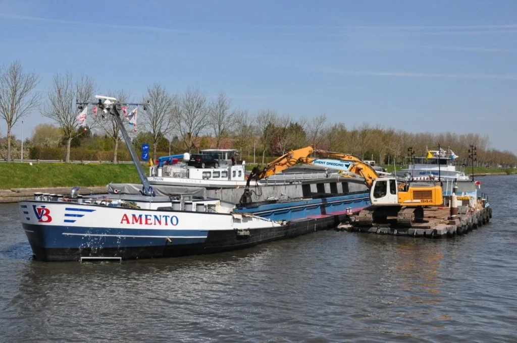 Amento transport vessel